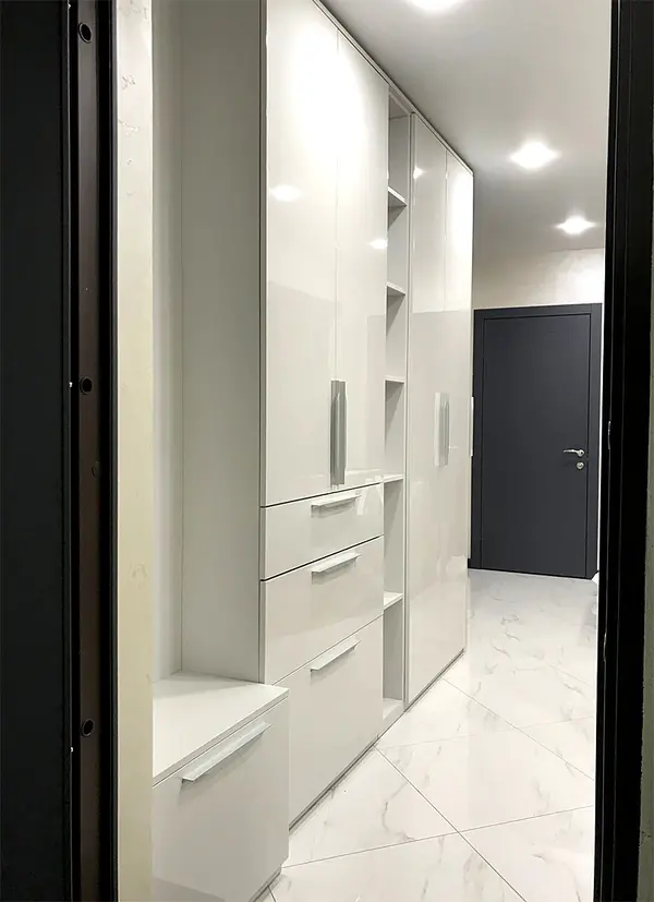 Глянцевый шкаф для прихожей