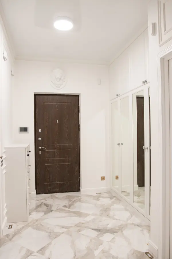 Прихожая в современной классике