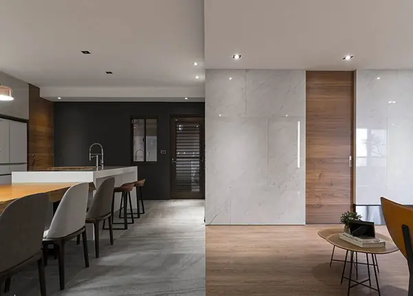 Светлая квартира с просторной диванной зоной от L DESIGN