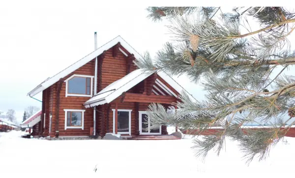 Дом в стиле шале из оцилиндрованного бревна 280 мм