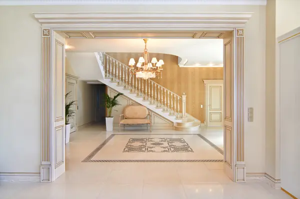 Элитные столярные изделия из дуба для дома в классическом стиле