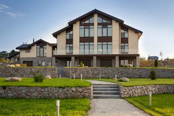 Дом на склоне