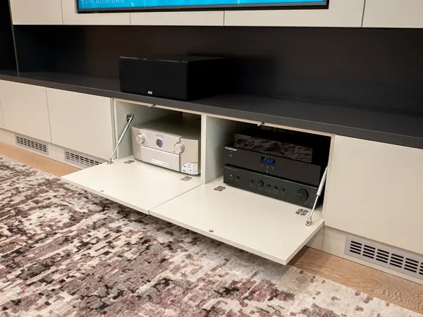 Киношкаф в квартире на Мосфильмовской