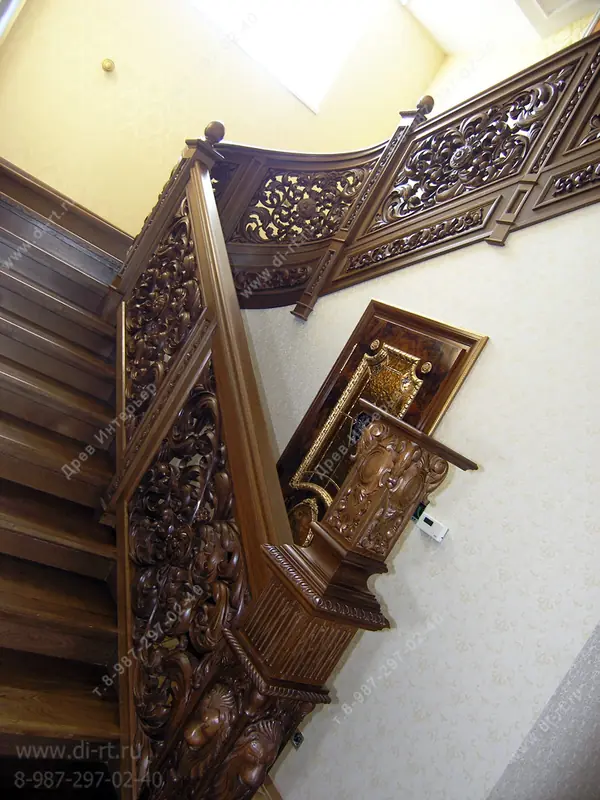 Лестница с резьбой