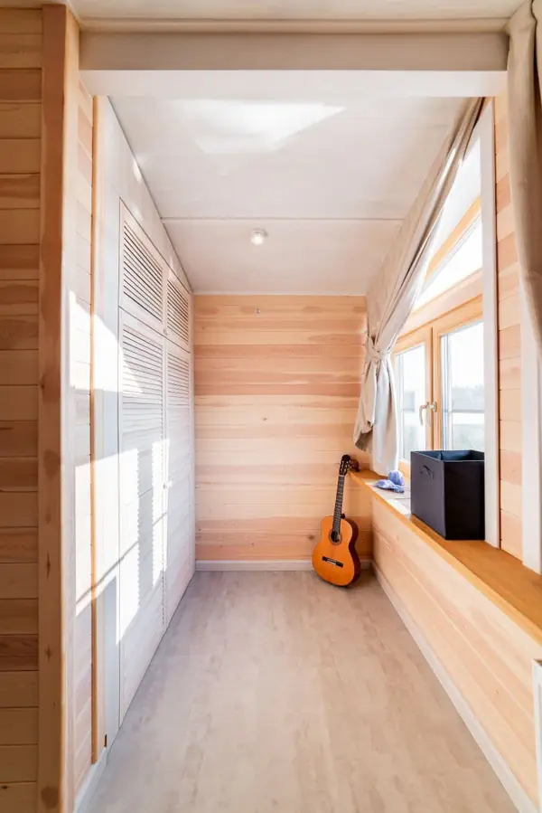 Шкаф с жалюзийными фасадами из массива