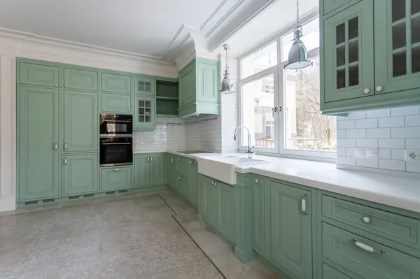 Зеленая кухня в загородном доме