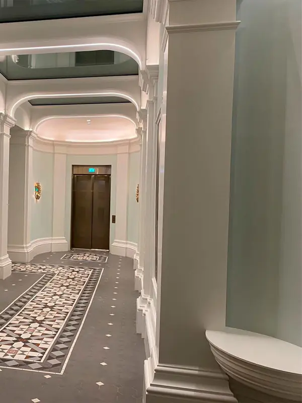 Элегантная парадная: сочетание матовой штукатурки, лепнины и плитки пэчворк