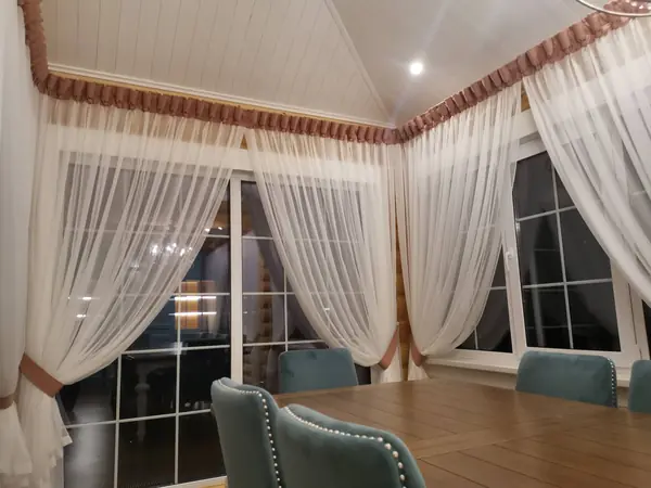 Столовая с большими окнами