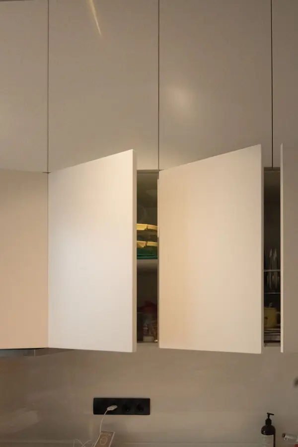 Кухня в стиле минимализм с фасадами под "темное дерево"