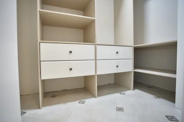 Гардеробная система классика raumplus с раздвижными и распашными дверьми