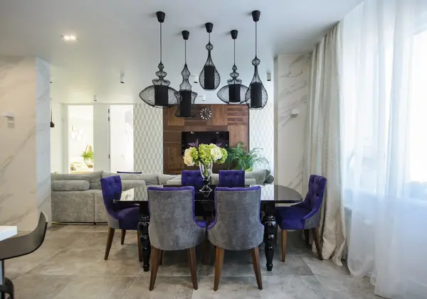 Глянцевый стол и фиолетовые кресла в столовую