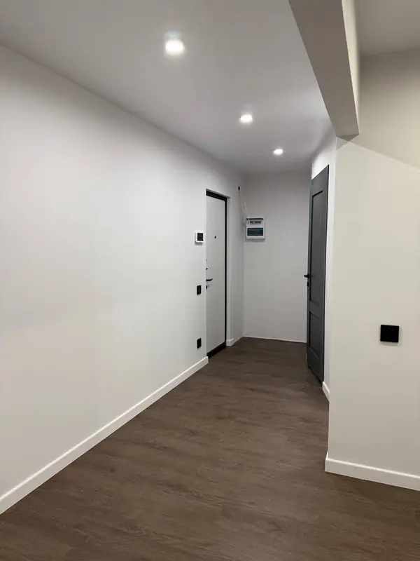 Метро Большевиков, Дом 1960 года постройки.