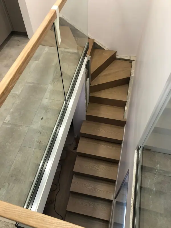 Консольная лестница и цельностеклянные перила второго света в профиле