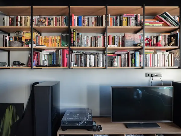 Квартира-студия с черным потолком в стиле лофт