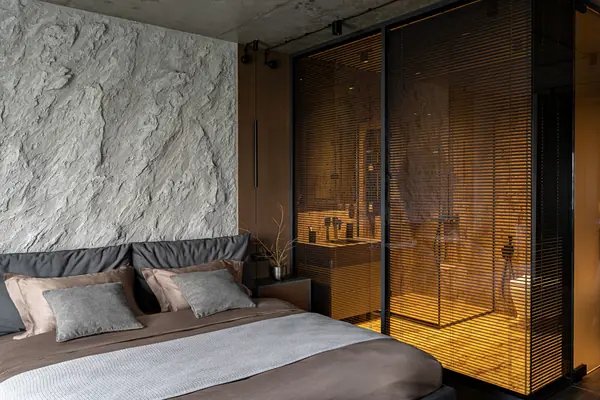 Бетонная квартира с ванной у окна