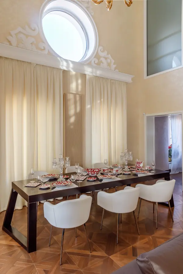 Дом с круглым окном