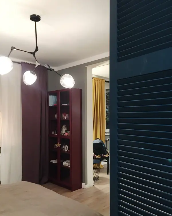 Синие двери для гардеробной и санузла