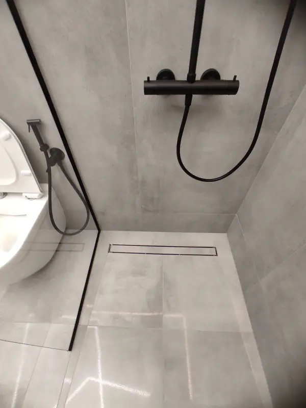 Бетон и металл в ванной комнате