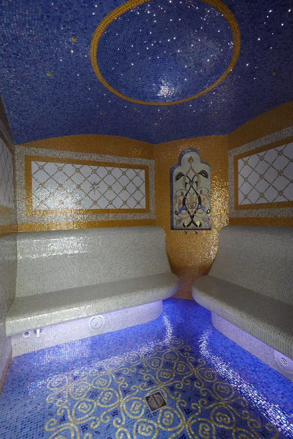 Художественная сборка панно из мозаики