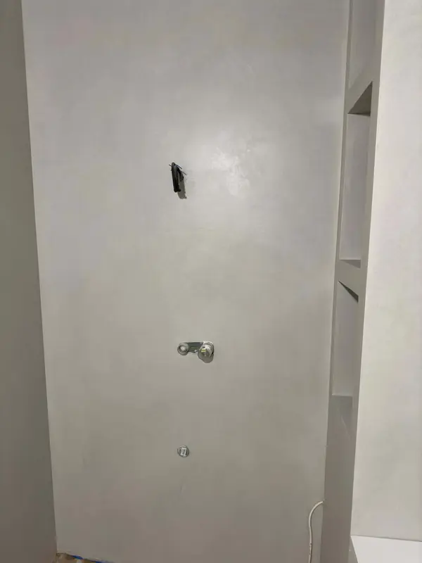 Отделка ванной комнаты декоративной штукатуркой с эффектом полицемента