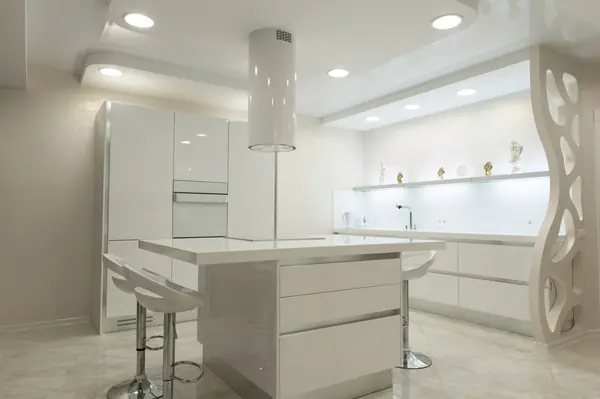 белая кухня с островом