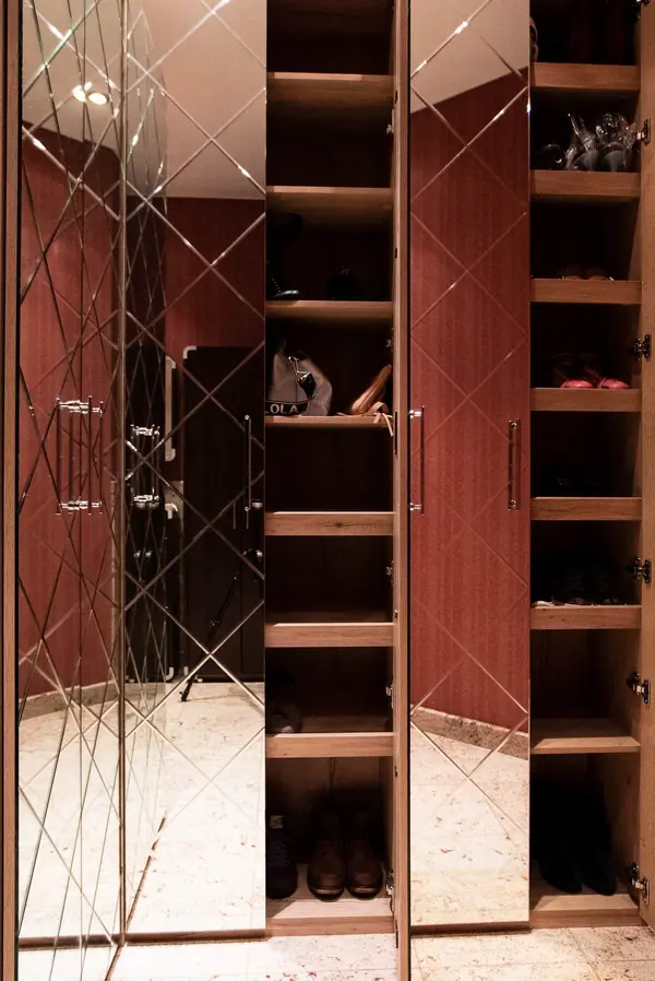 Распашной зеркальный шкаф raumplus