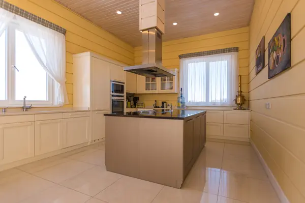 Загородный дом на берегу озера