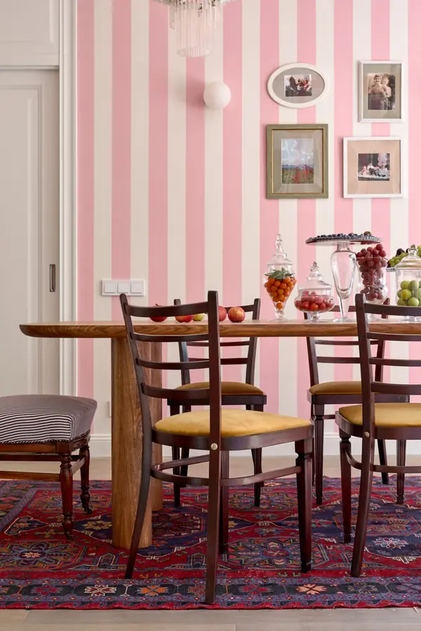 Столовая и кухня в розовую полоску