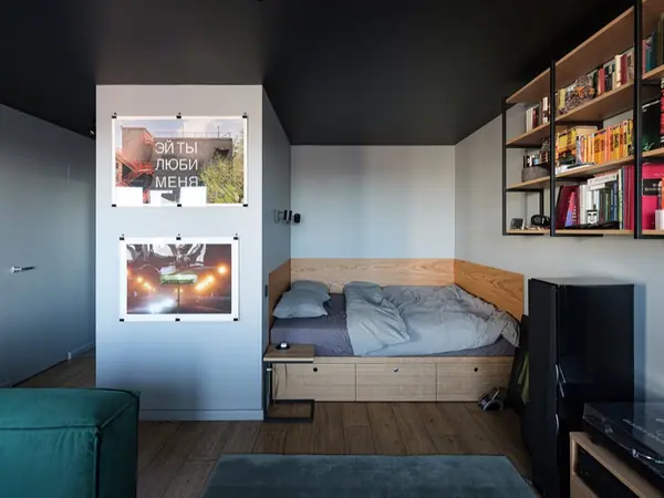 Квартира-студия с черным потолком в стиле лофт