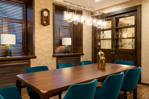 Все началось с желтого дивана...