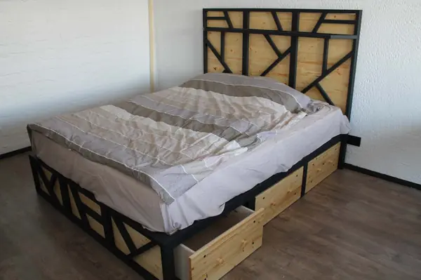 Кровать с выдвижными ящиками