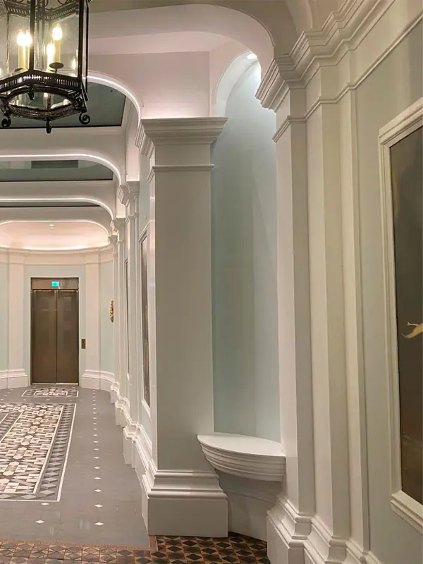 Элегантная парадная: сочетание матовой штукатурки, лепнины и плитки пэчворк