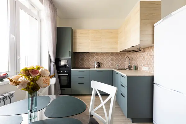 Двухкомнатная квартира под сдачу. Кухня