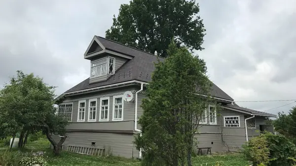 Классический дачный домик с резными наличниками