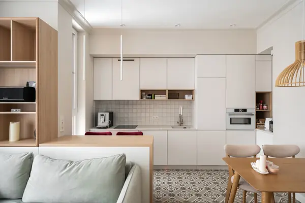 Московская квартира с двумя санузлами и белой кухней