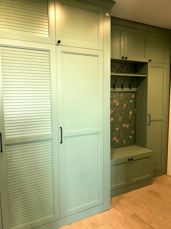 Шкаф в прихожую с жалюзийными дверцами