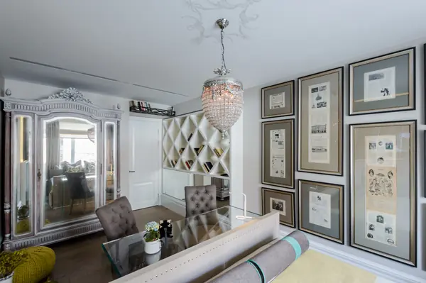 Спальня с клубком и чайниками.ТВ программа "Квартирный вопрос"