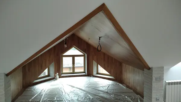 Отделка мансарды деревом