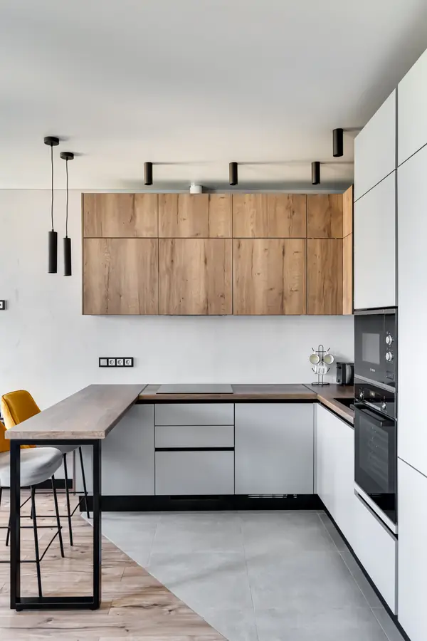 Угловая кухня совмещенная с гостиной