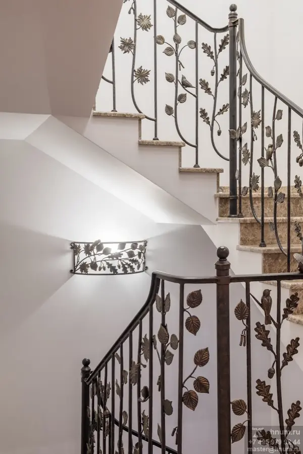 Фотосъёмка кованой лестницы и витражей в загородном доме