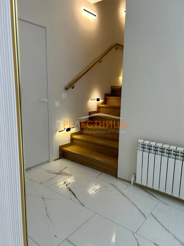 Две закрытых лестницы из дуба с шириной ступени 1500 мм