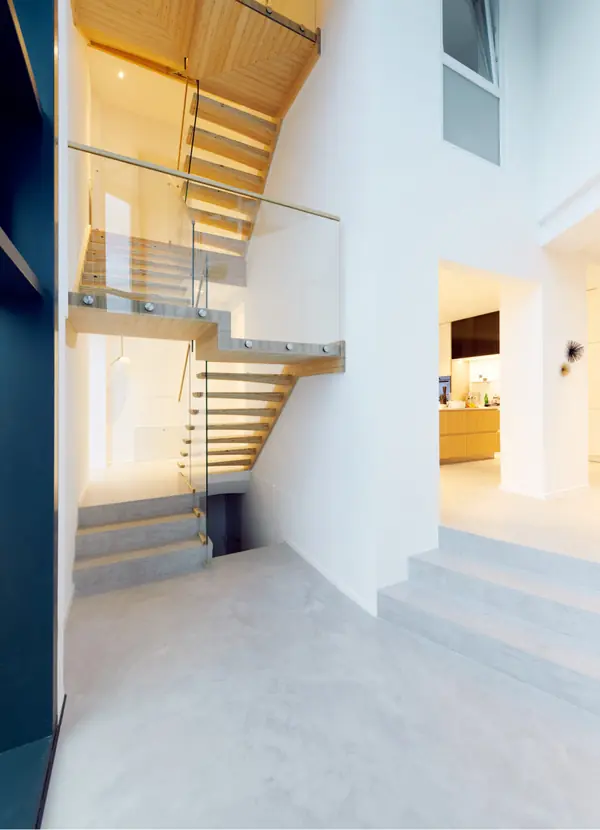 Консольная лестница из БауБухе со стеклянным ограждением