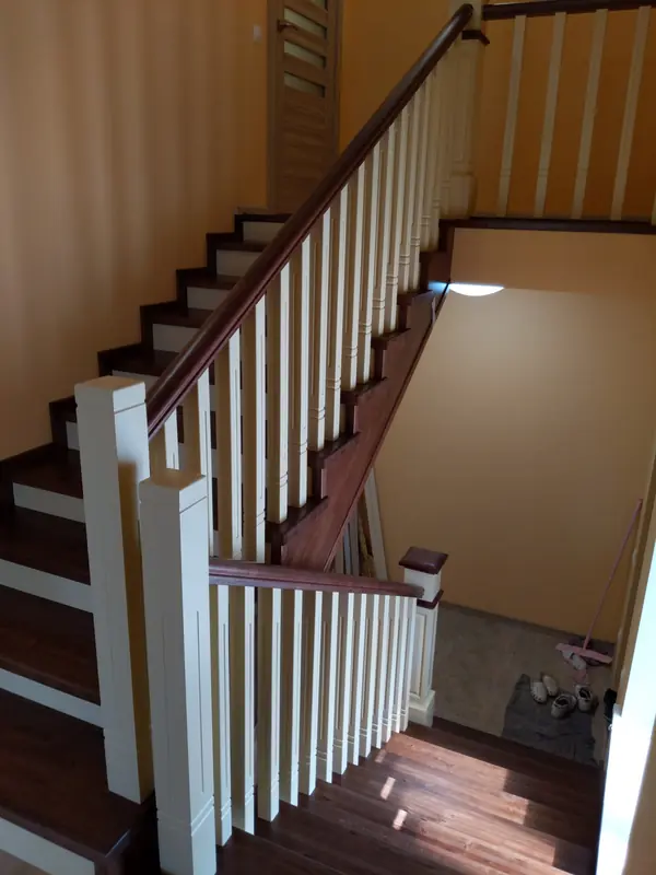 Лестница из массива. Двухцветная