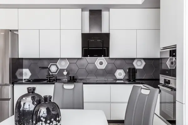 Монохромный интерьер 2-х комнатной квартиры