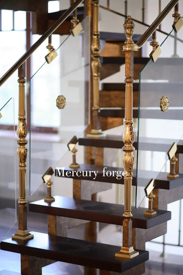 Лестница, латунное ограждение со стеклом, фабрика Grande forge, коллекция Royal