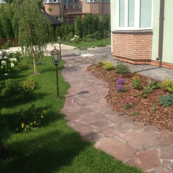 Газон, дорожка из натурального камня, миксбордер