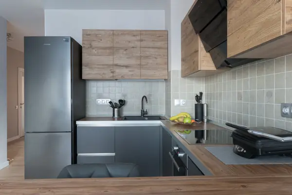 Небольшая кухня с полуостровом