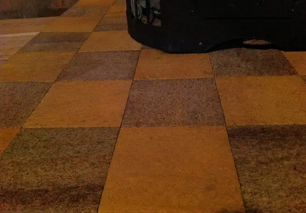 Угловая перегородка из камня