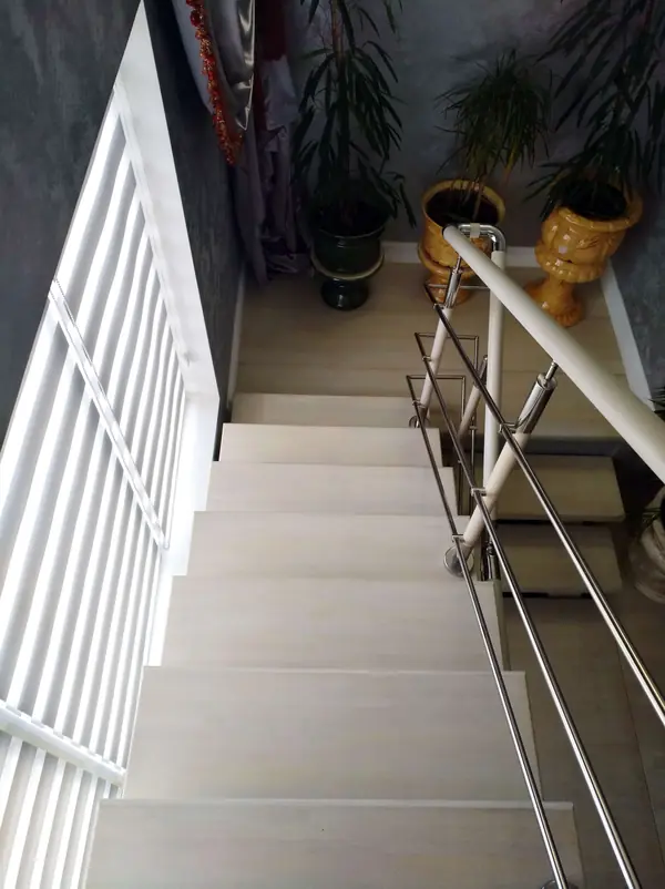 Лестница на двух косоурах, ограждения со вставками