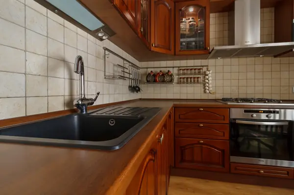 Трёхкомнатная квартира с кухней-гостиной в классическом стиле